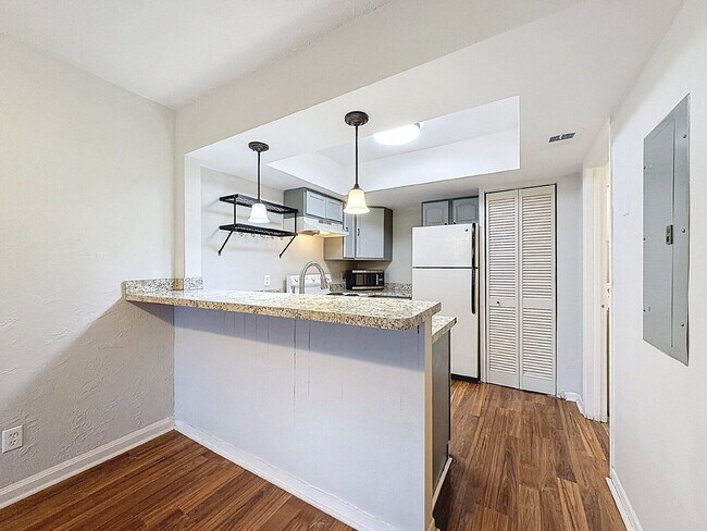 Building Photo - 8302 Bardmoor Blvd