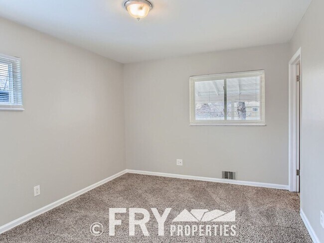 Building Photo - Renovated Harvey Park home