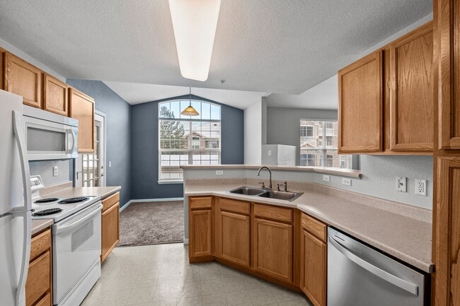 Building Photo - Gorgeous Two Bedroom Windmill Creek Condo!