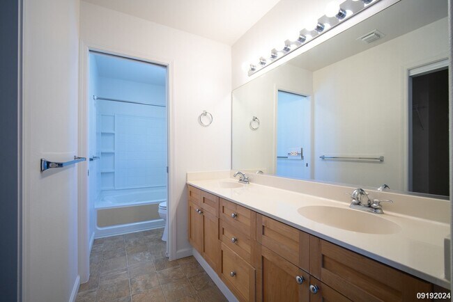 Building Photo - 4 br/2.5 ba Ewa Gentry Tuscany II, Schedul...