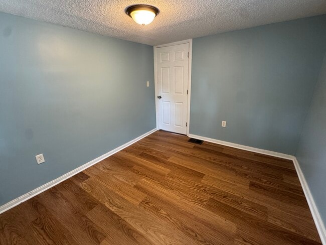 Building Photo - 1303 E Murden St