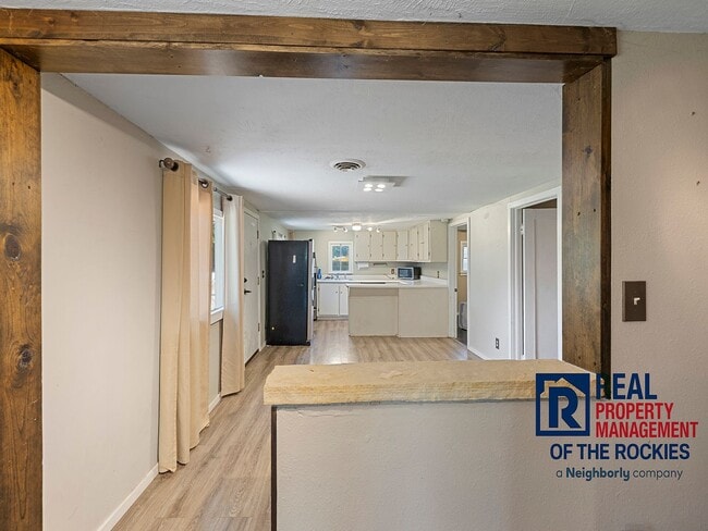 Building Photo - 2 Bed, 2 Bath with Yard, Parking & Laundry...