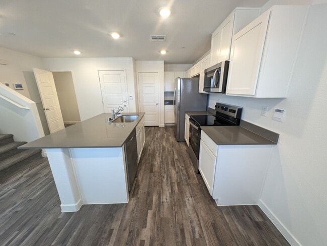 Building Photo - 484 Golden Myna Ave