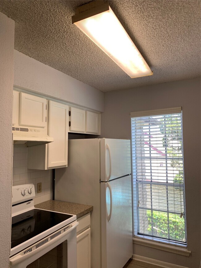 Building Photo - 2120 El Paseo St