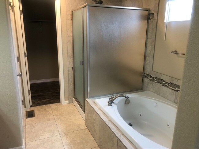 Building Photo - Large 4 bedroom Home in Commerce City