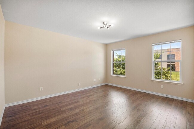 Building Photo - 1100 Camelot Dr
