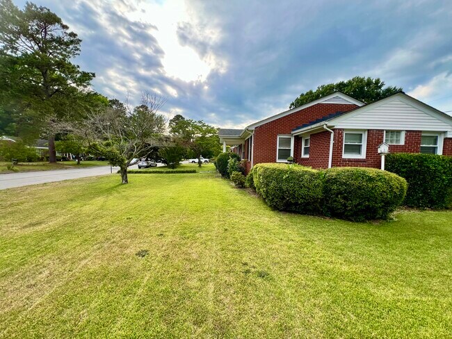 Building Photo - 2619 Crockett Dr