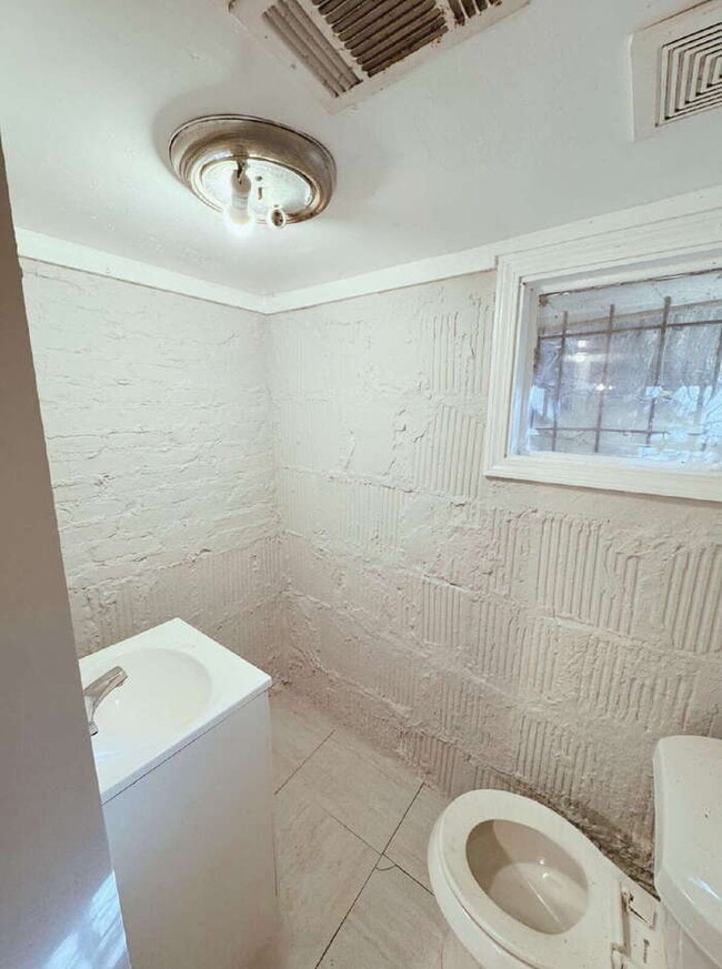 Building Photo - 743 Bright St