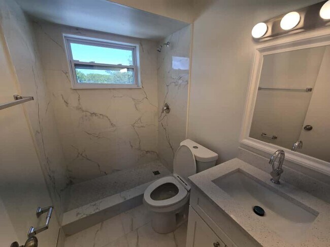 Building Photo - 620 S Broadway