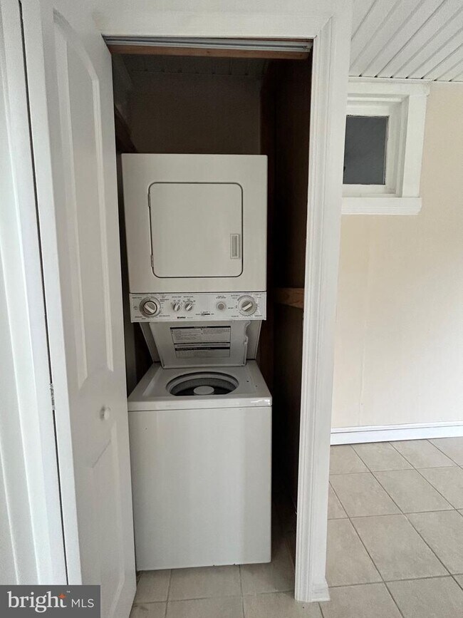 Building Photo - 3819 Woodlea Ave