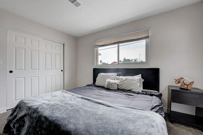 Building Photo - Fully Furnished or Unfurnished 3 BR / NO HOA