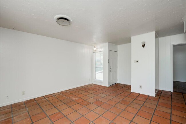 Building Photo - 2900 Northeast Dr