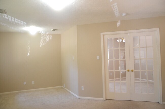 Building Photo - 8510 Green Ash Dr