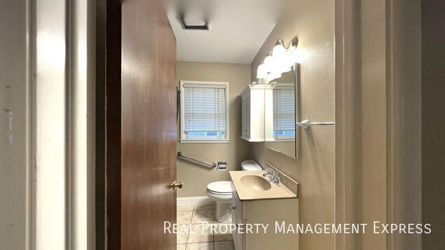 Building Photo - Spacious 3 Bedroom 2 Bathroom in Central S...