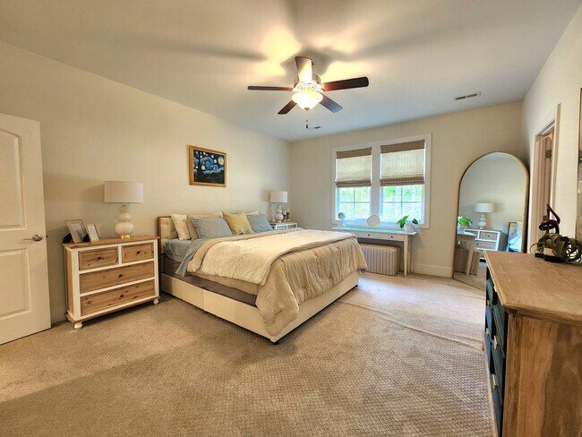 Building Photo - Home Available in Summerhouse on Everett Bay! Showings Coming Soon.