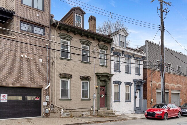 Building Photo - 5 bed, 2.5 Bath, Southside Flats