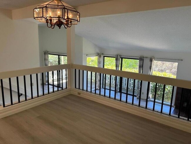 Building Photo - 10 Pyrola Ln