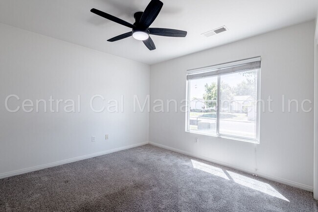 Building Photo - 4 Bedroom/2 Bath Home in the Southwest - $...