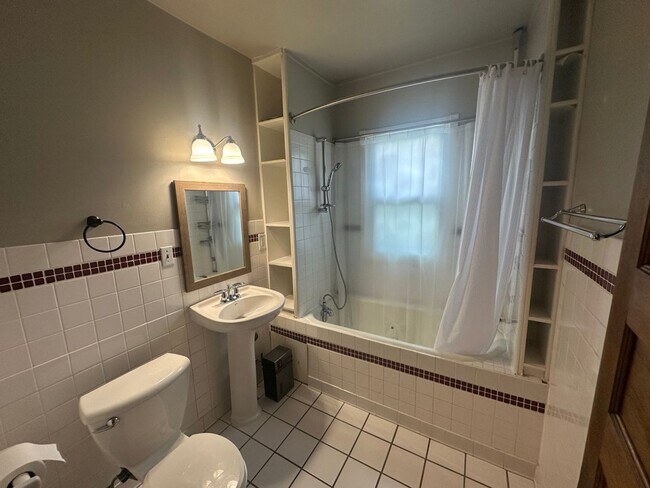 Building Photo - Beautifully Preserved 4 Bed | 2 Bath House in Saint Paul