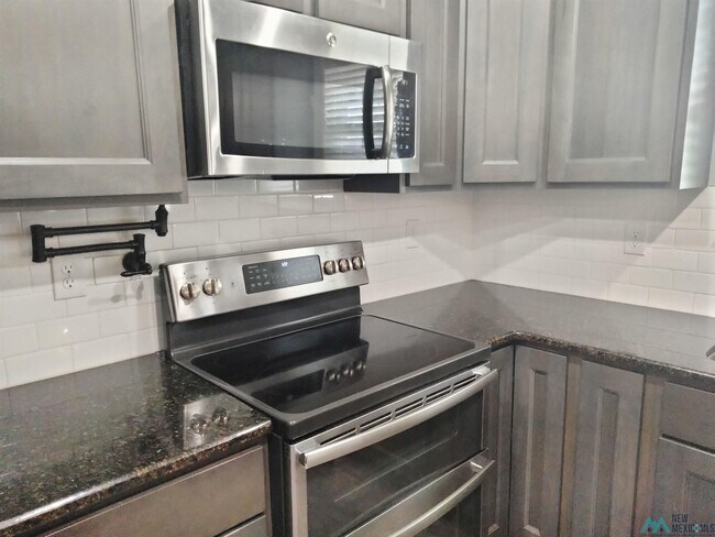 Building Photo - 2115 Roadrunner Dr