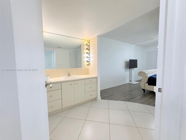 Building Photo - 100 Bayview Dr