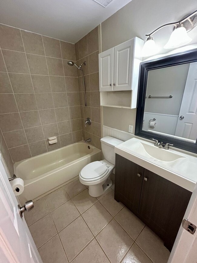 Building Photo - 4 bedroom/1.5 bathroom in Savannah, GA