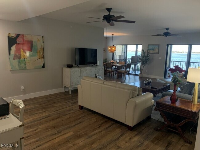 Building Photo - 1925 Clifford St