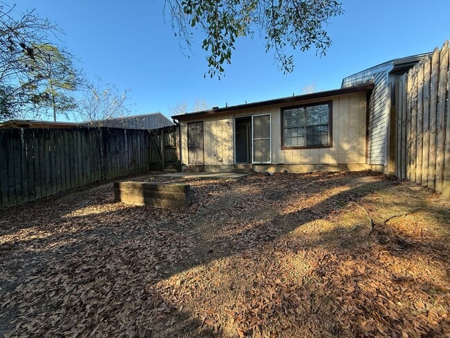 Building Photo - 2/2 in NE Tallahassee with a fenced yard!