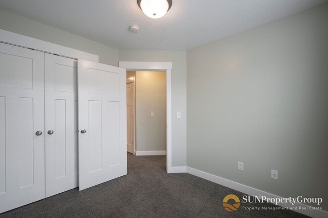 Building Photo - Stunning Townhome In Desirable Riverton Area
