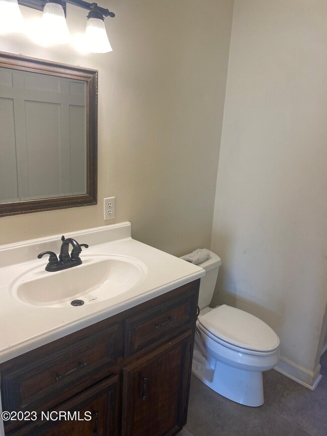 Building Photo - 6433 Country Club Dr