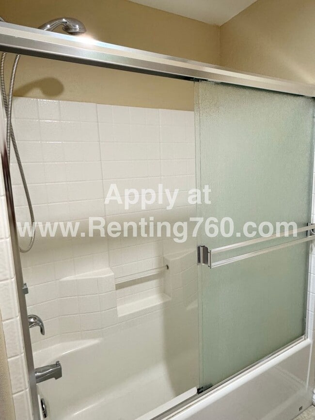 Building Photo - Gorgeous & Spacious 4 Bed Home