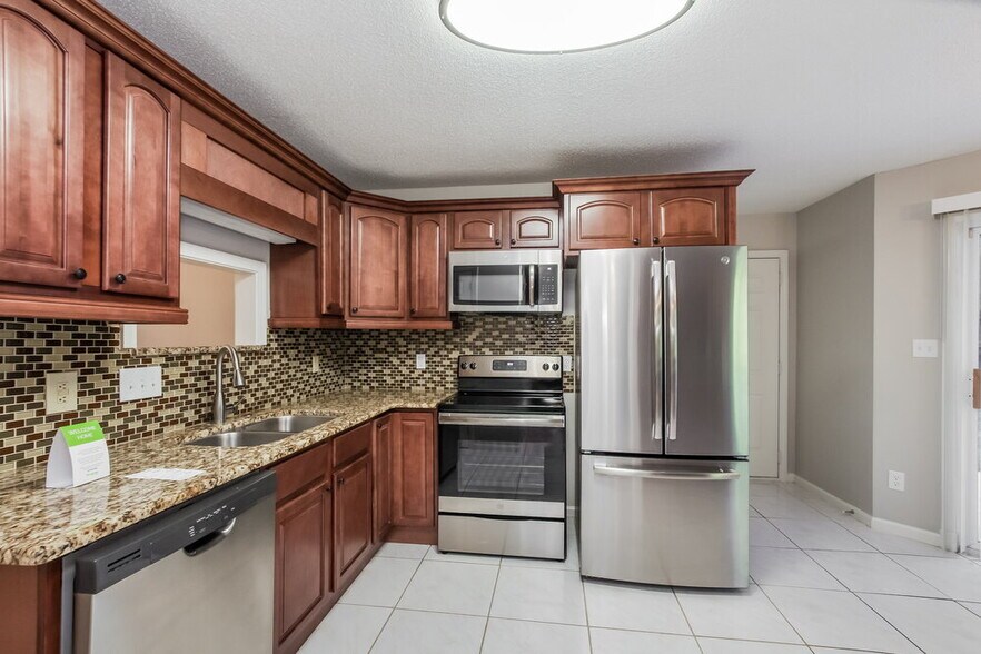 Building Photo - 3033 Oakcroft Dr