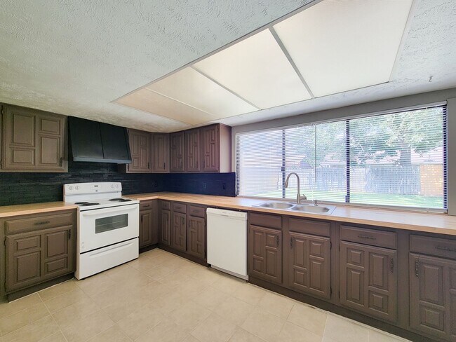 Building Photo - NICE 3 BEDROOM 2 BATH RENTAL HOME IN CY FA...