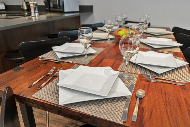 Building Photo - 450 S Pine St