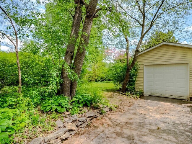 Building Photo - 217 Romany Rd