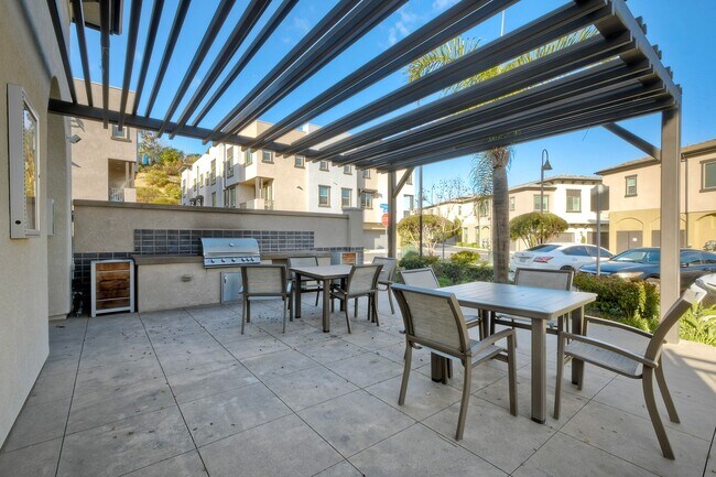 Building Photo - 2211 Solara Ln