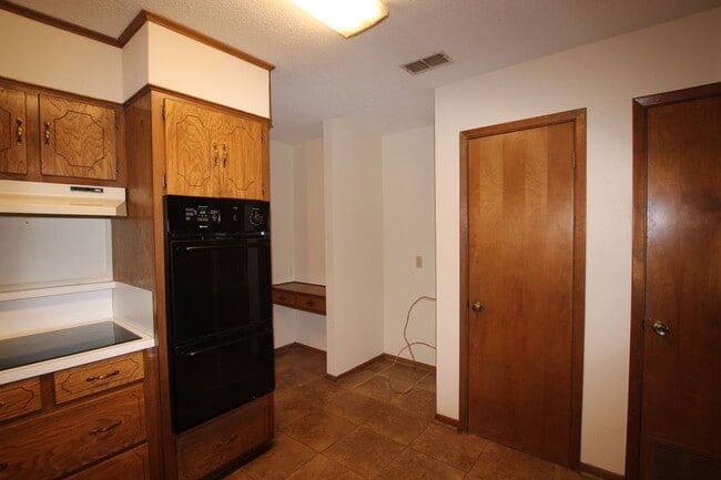 Building Photo - Beautiful 3 bedroom 2 bath home in the hea...