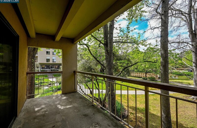 Building Photo - 202 N Civic Dr