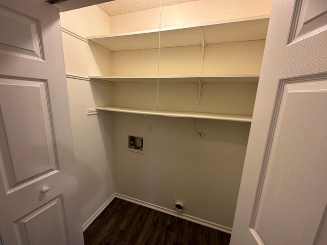 Building Photo - CUTE 3 BEDROOM 2 BATH IN NORTHSIDE ISD