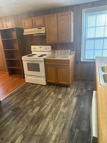 Building Photo - 215 S Main St