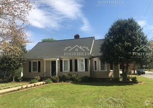 Building Photo - Beautifully updated cottage! 3-Bedroom/2-B...