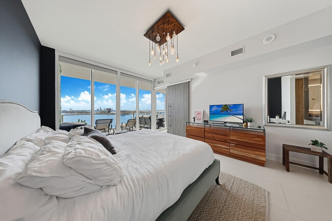 Building Photo - 2020 N Bayshore Dr