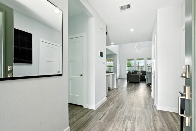 Building Photo - 14245 Lake Lodge Dr