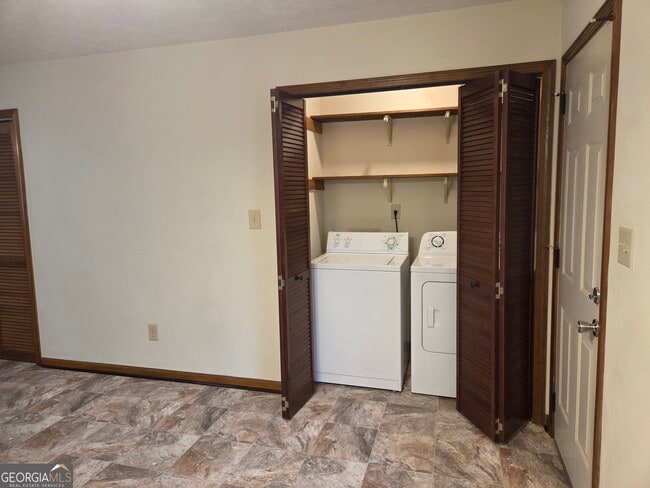 Building Photo - 8457 Pineland Dr