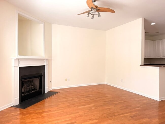Building Photo - Spacious 3BR/3BA AVAILABLE NOW!