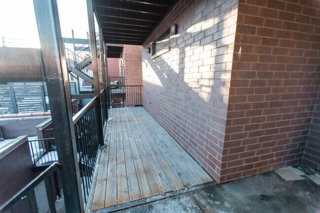 Building Photo - 843 W Fletcher St