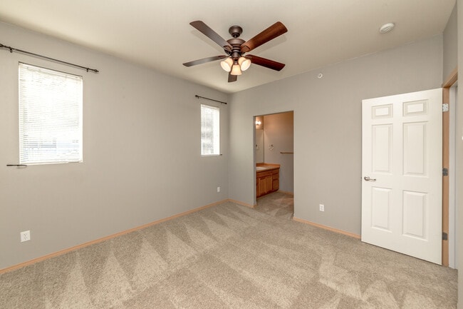 Building Photo - Low Maintenance Living 2 Bedroom Condo, Du...
