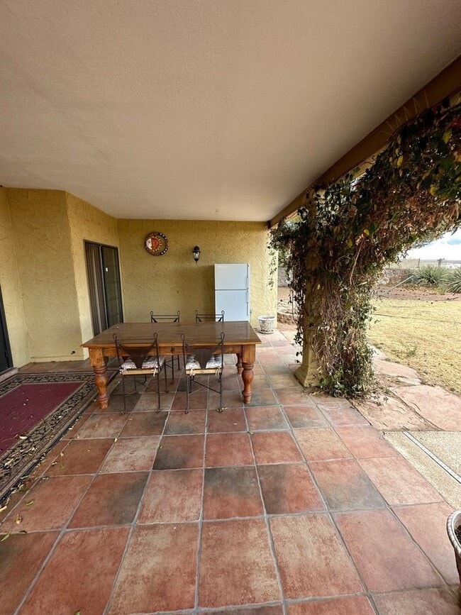 Building Photo - Beautiful 3 Bedroom, 3 Bathroom, Available...
