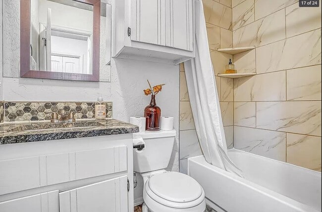 Building Photo - 125 SE Churchill Way