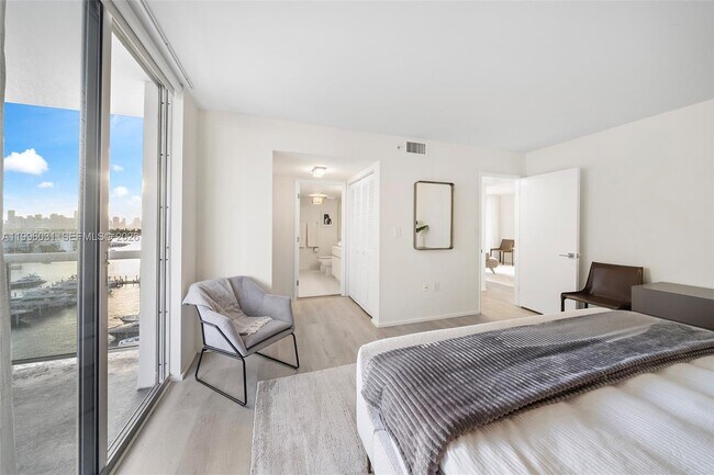 Building Photo - 1900 Sunset Harbour Dr